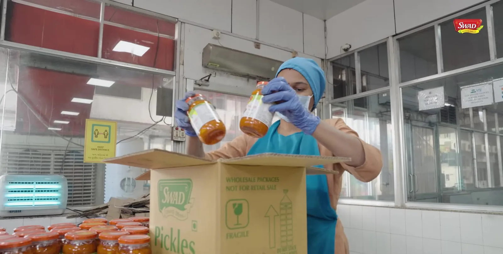 Bocaux d'achar libérés, emballés et mis en cartons pour l'export