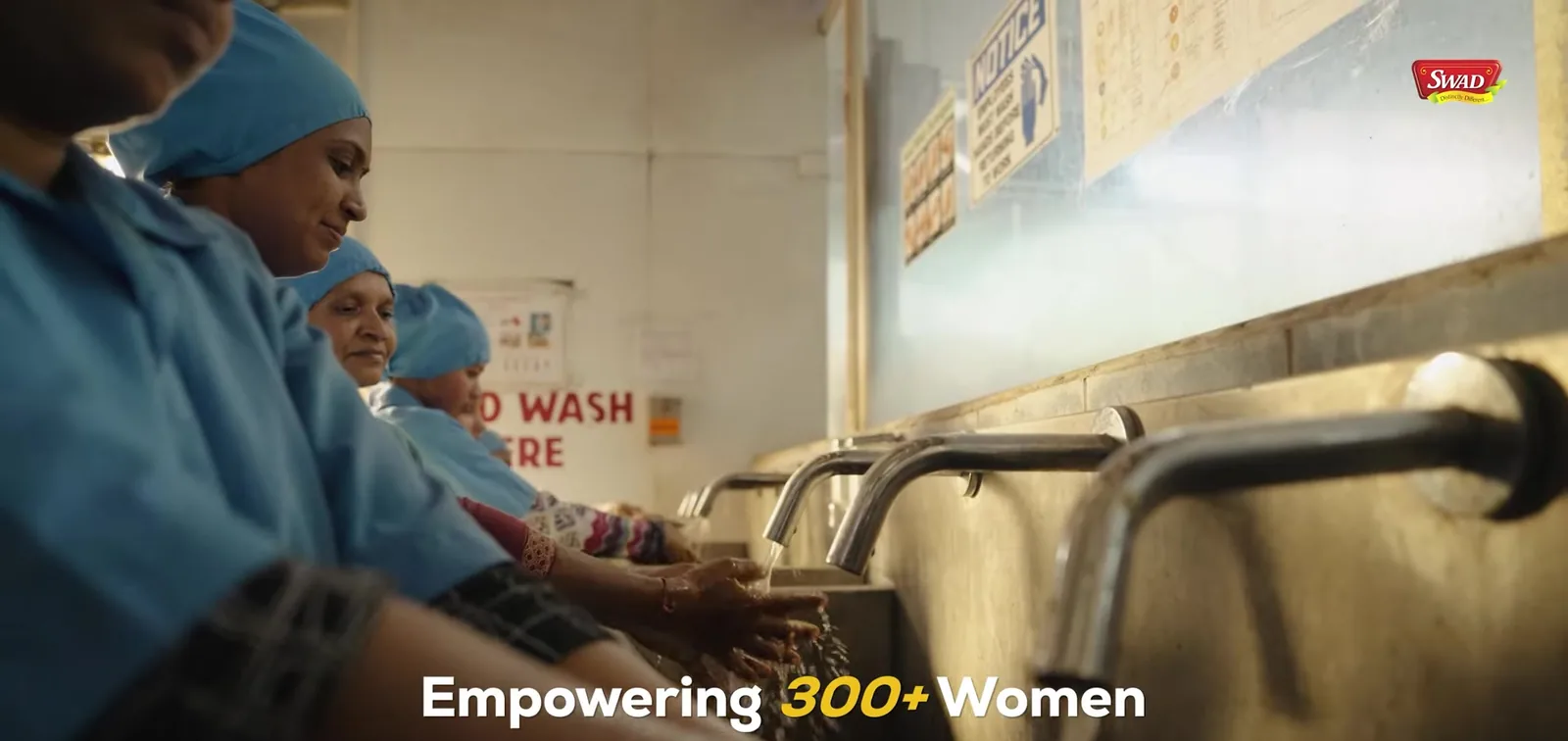 Le personnel de l'usine au poste de lavage des mains et d'hygiène avant d'entrer dans l'atelier de transformation